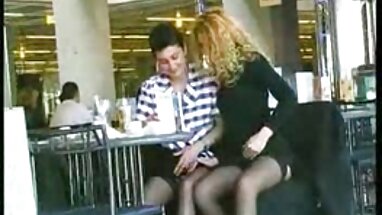 Milf, kravat, böyle iki sopa taşıyan bir adam için bankta yerli erotik porno izle yatarken